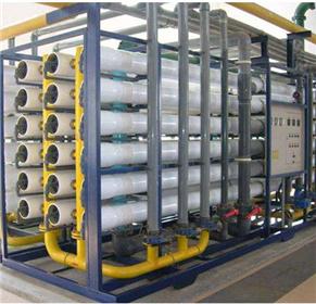 如何使用化学品清洁反渗透系统？